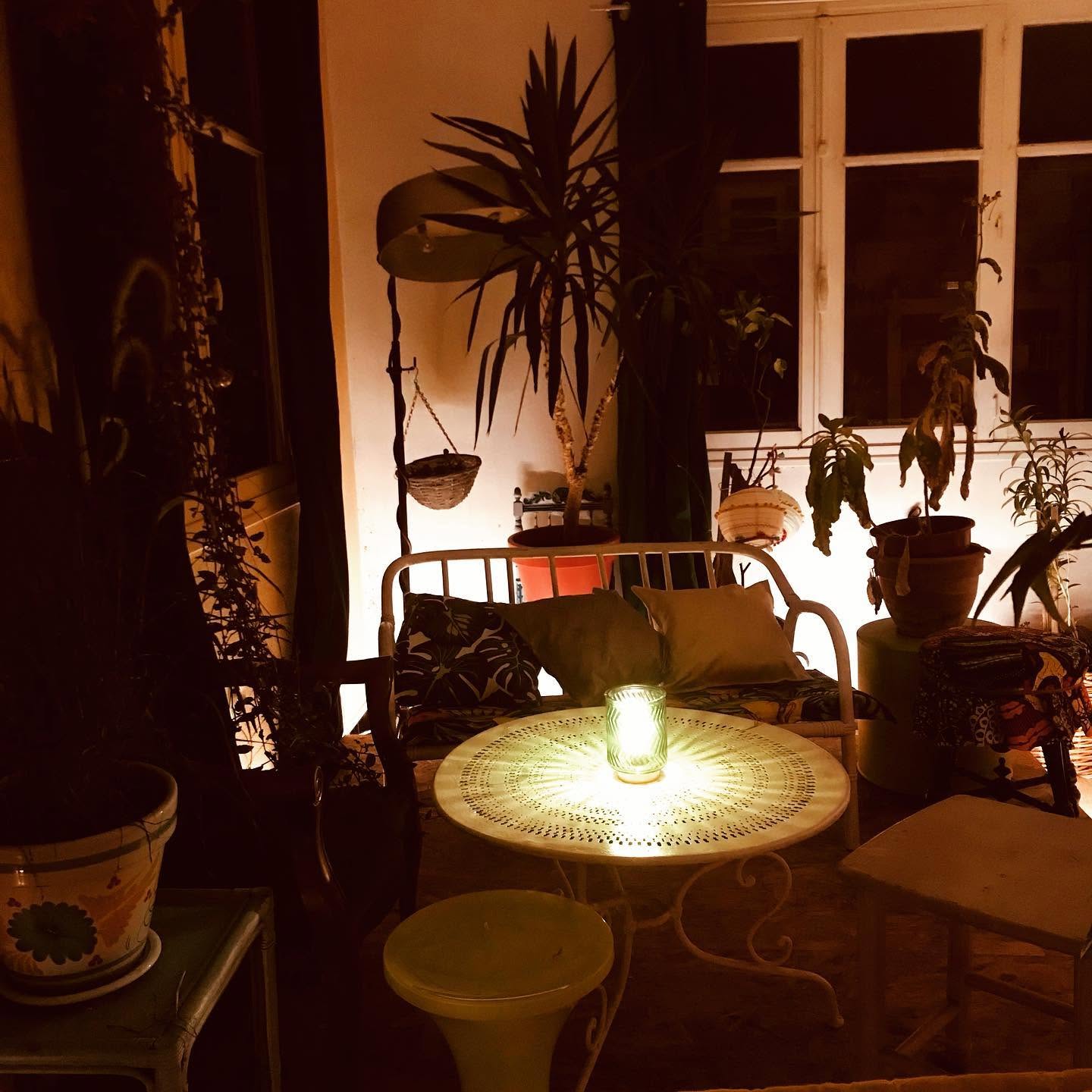 salle à l'étage du café du pont à Soueich la nuit